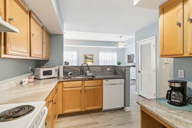 Building Photo - Beautiful furnished 2/2 unit available now...