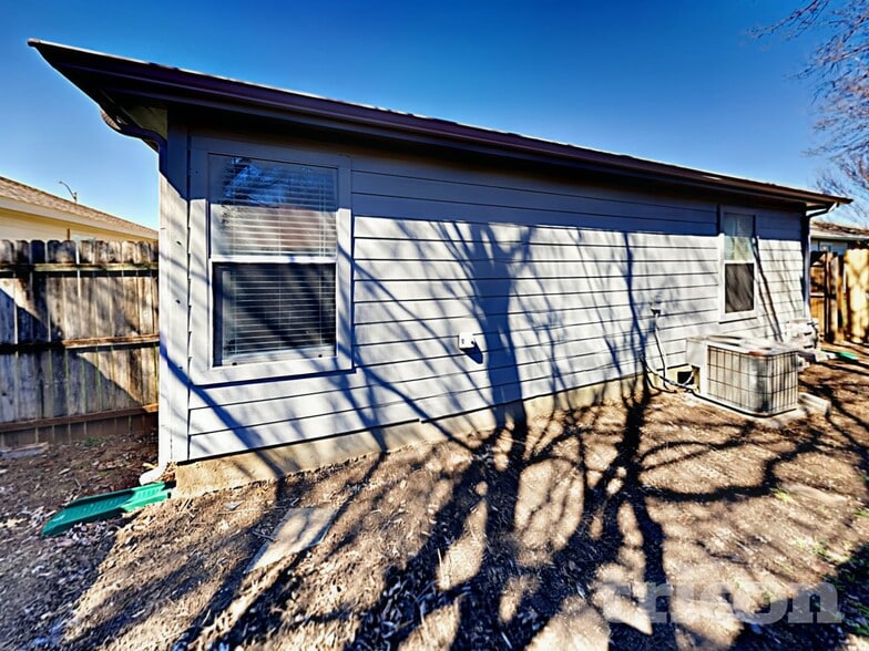 Building Photo - 10525 Flamewood Dr