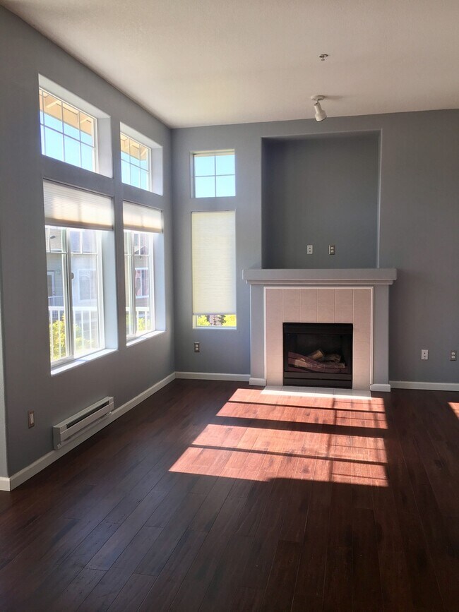 Building Photo - Gorgeous 2BD Condo in Desirable Progress Ridge Location!  High End Finishes, Great View!