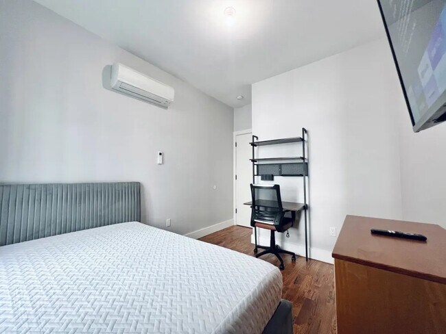 Building Photo - Furnished room/NOT APARTMENT