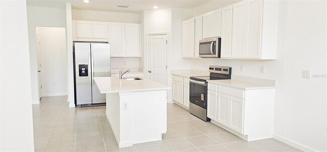 Building Photo - 500 Silver Palm Dr