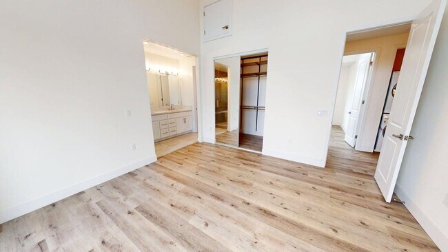 Building Photo - Gated | Light-Filled Townhouse | North Park