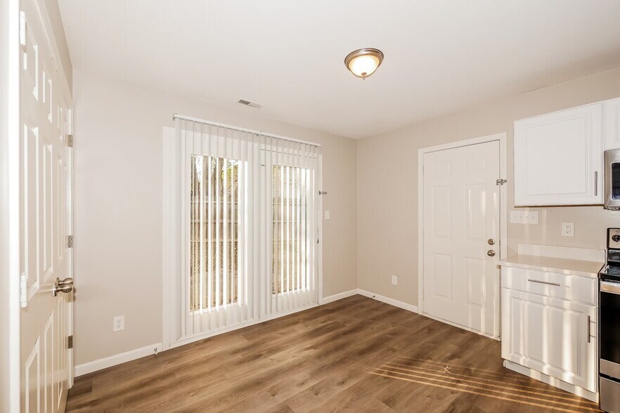 Building Photo - 450 Southgate Dr