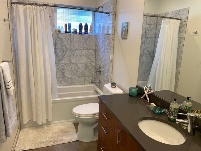 Building Photo - Sola 16