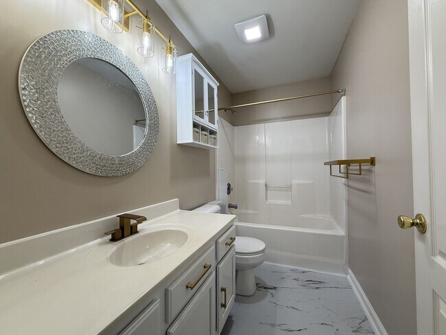 Building Photo - Newly Renovated Modern Home