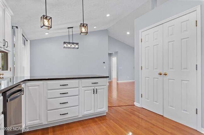 Building Photo - 120 Crimson Ct