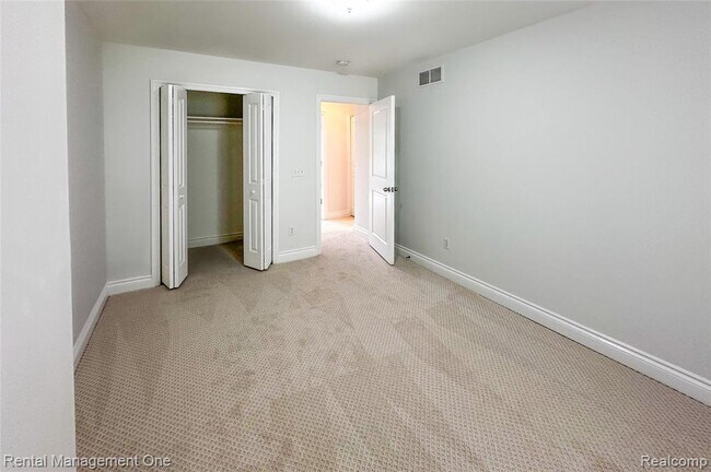 Building Photo - 5742 Putnam Dr