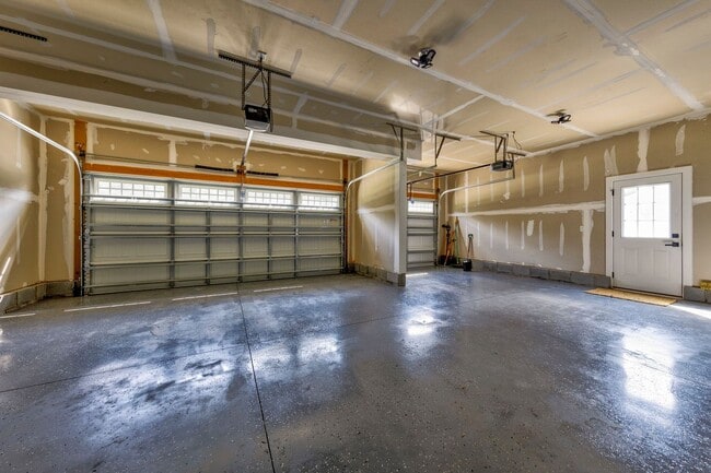 Building Photo - Luxurious 4-bed