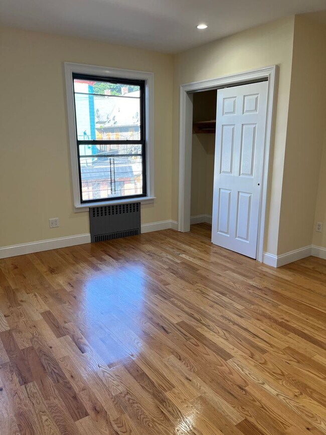 Building Photo - Newly Remodeled Large 3 Bedroom in Quiet 3 Family Home