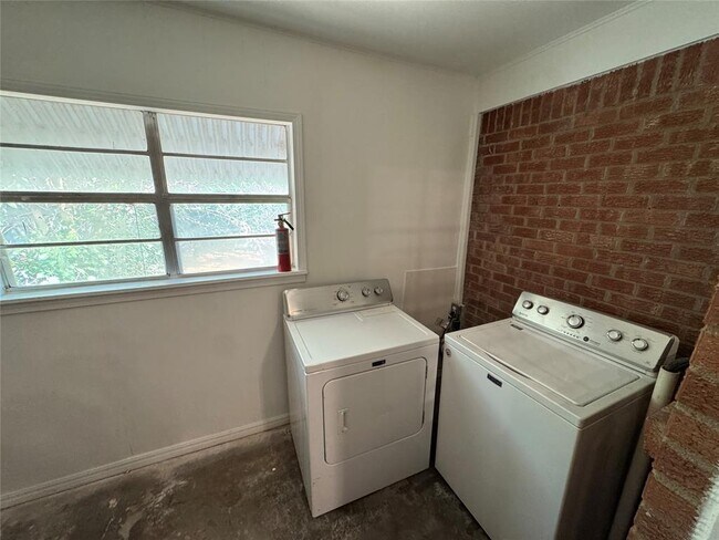 Building Photo - 3105 W Park Pl