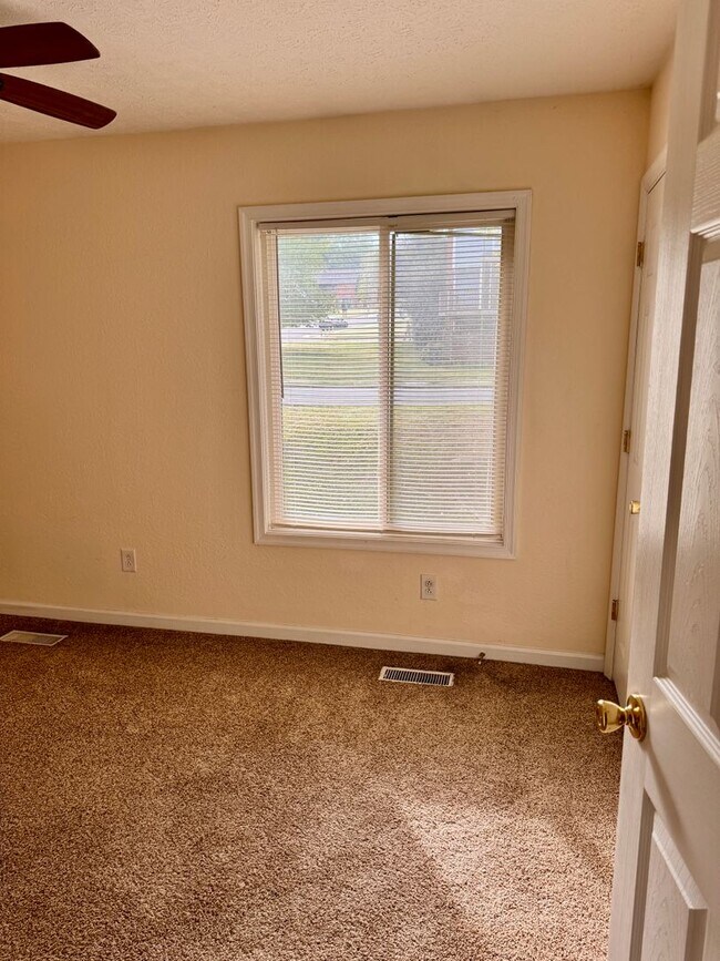 Building Photo - 2 Bedroom || 1 Bathroom Townhome