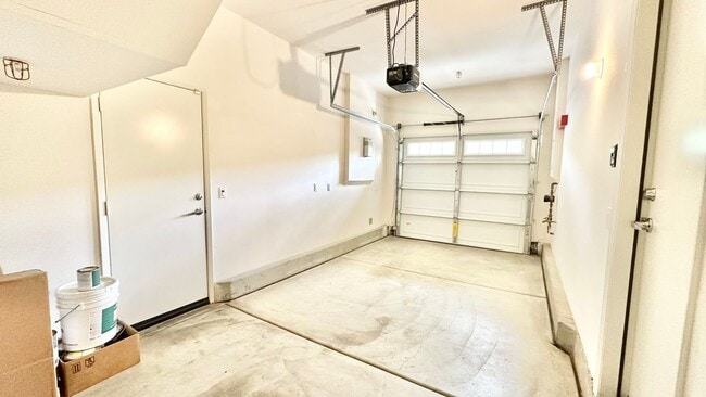 Building Photo - Newer & Lovely Two-Story Home in the New C...