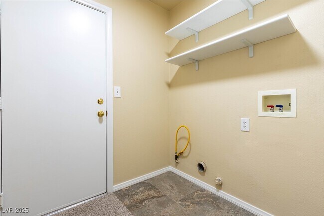 Building Photo - 4633 Califa Dr