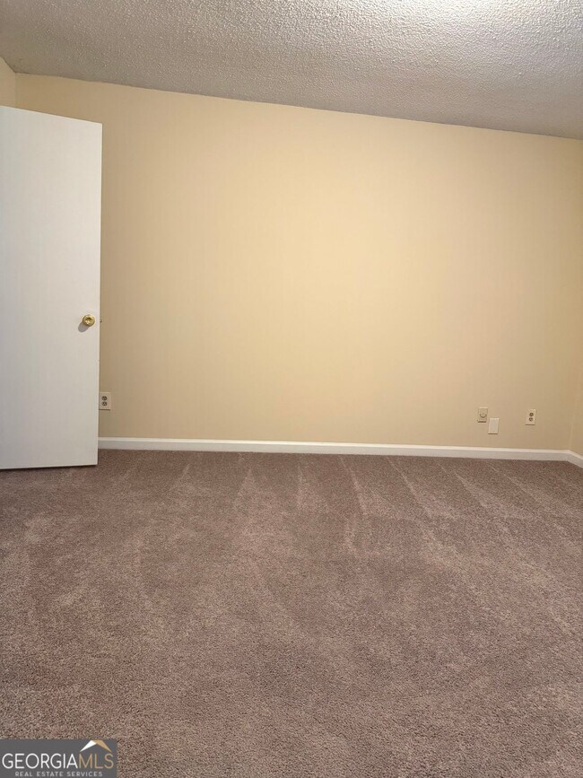 Building Photo - 1600 Oakpoint Dr SW