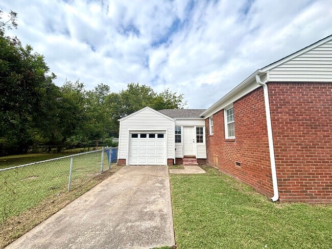 Building Photo - Newly Updated 2-bedroom, 1-bathroom Home