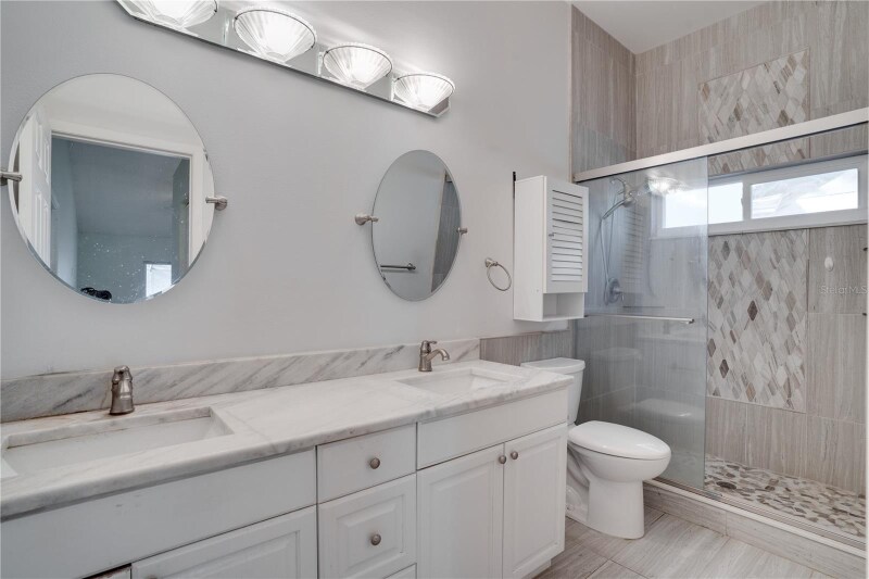 Building Photo - 1410 Club Dr