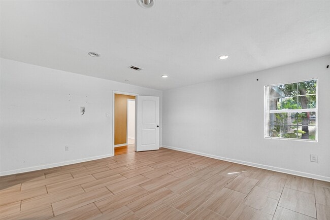 Building Photo - 1504 Lawrence Ave