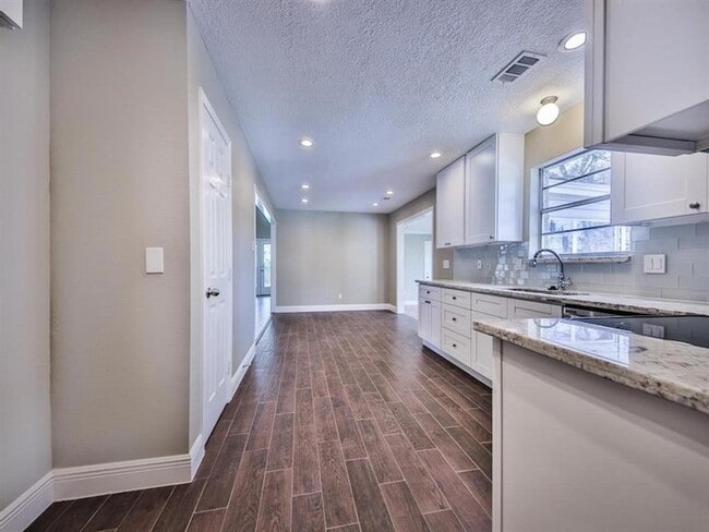 Building Photo - 10519 Laneview Dr