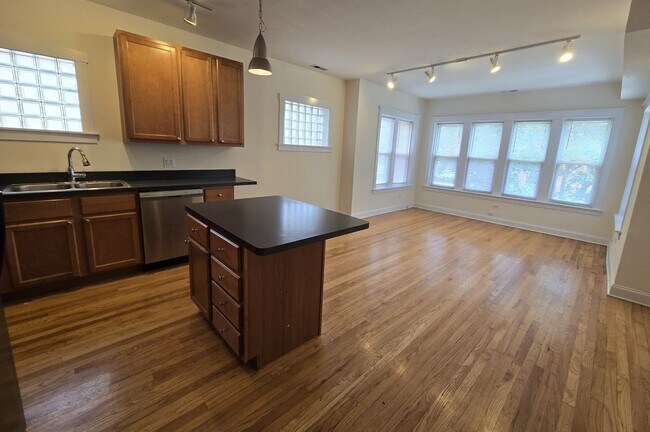 Building Photo - 4926 N Albany Ave