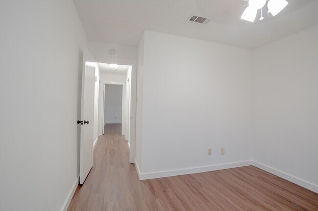 Building Photo - 2800 Bushnell Dr