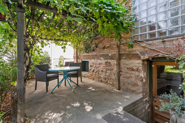 Building Photo - 1124 E