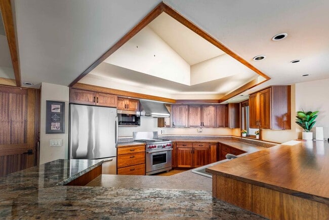 Building Photo - Lake Mendota Dream Home in Desirable Sprin...