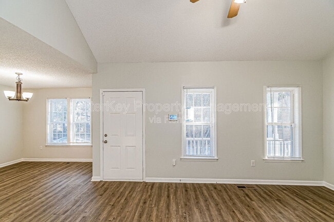 Building Photo - 112 Burt St