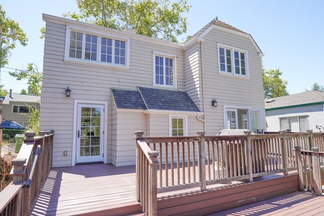 Building Photo - Stunning 4 Bedroom Home In Sought After Pi...