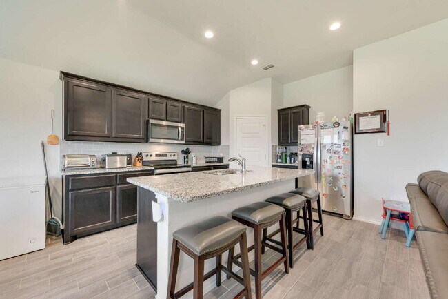Building Photo - "Upgraded 3-Bed, 2-Bath Ranch Home Conveni...