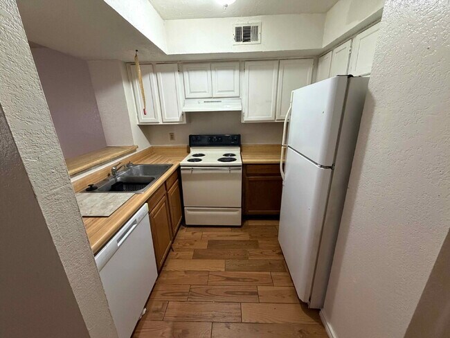 Building Photo - Cozy 1BD Condo in Richardson ISD with Fireplace & Amenities