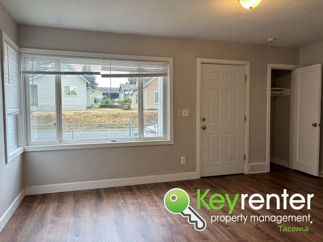 Building Photo - Charming Newly Remodeled Home