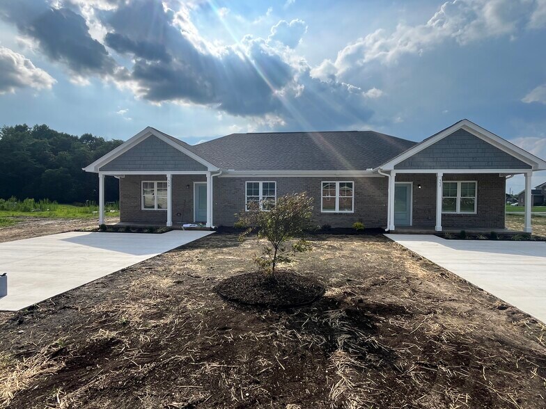 Building Photo - 557 Artis Rd NE