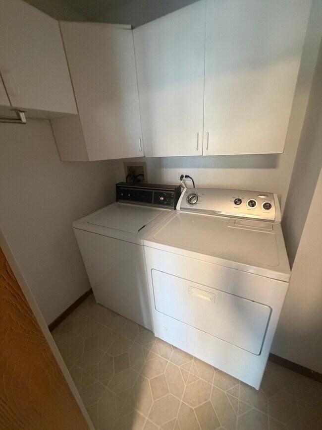 Building Photo - 690 Greenfield Ct