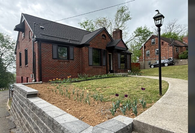 Building Photo - 4 bed/2 bath house in East Nashville,Pet Friendly,Fenced Yard,minutes to Shelby Bottoms