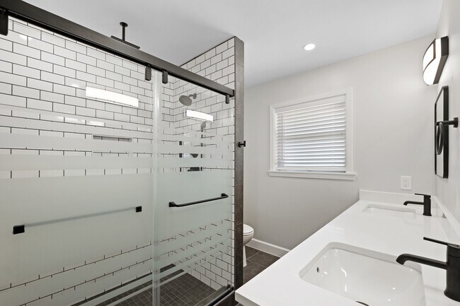 Building Photo - 5911 Rutherglenn Dr