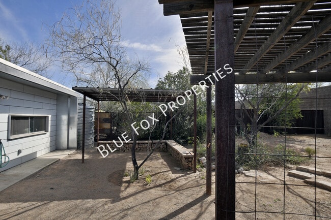 Building Photo - 1150 E 15th St