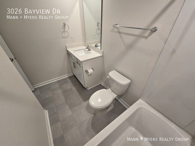 Building Photo - 3026 Bayview Dr