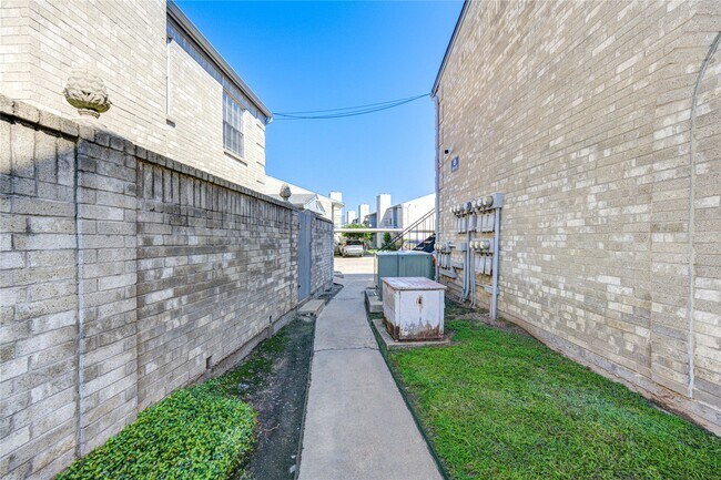 Building Photo - 6500 Sands Point Dr
