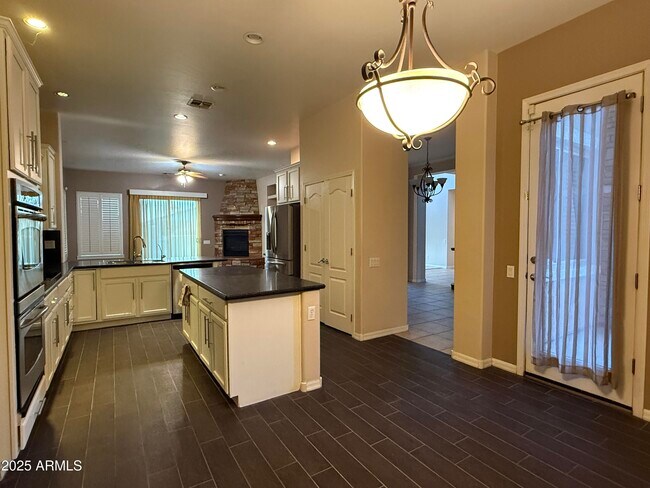 Building Photo - 642 E Torrey Pines Pl