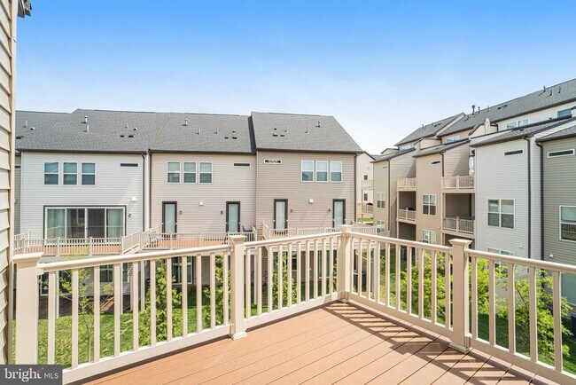 Building Photo - 4975 Longmire Wy
