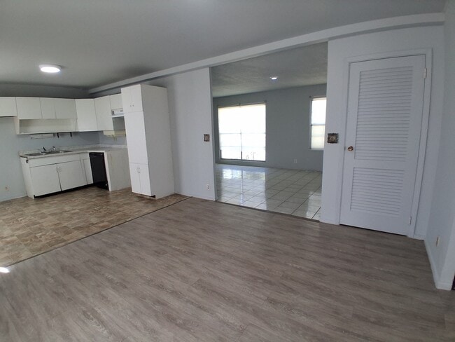 Building Photo - 1709 Crestview Dr
