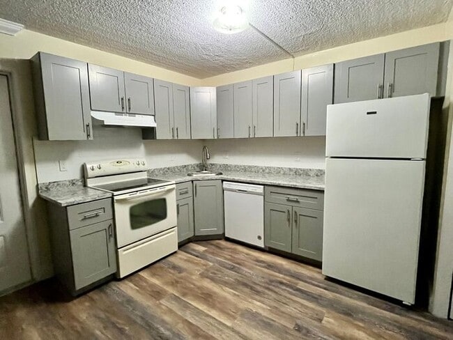 Building Photo - 1 Bedroom 2nd Floor Condo in East Orlando with Laminate Flooring and Scenic Balcony View!