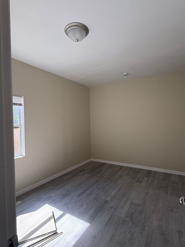 Building Photo - Single family home 5bed/3bath $1800/month ready now!