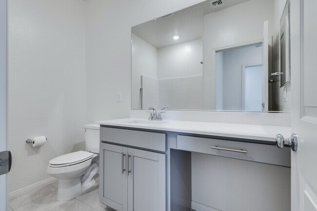 Building Photo - Highly upgraded, spacious, 4 bedroom home ...