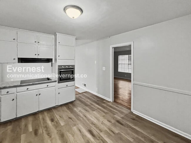 Building Photo - 3 Bed, 1.5 Bath Home with Carport / Pet-Friendly / Vouchers Accepted / Available Now!