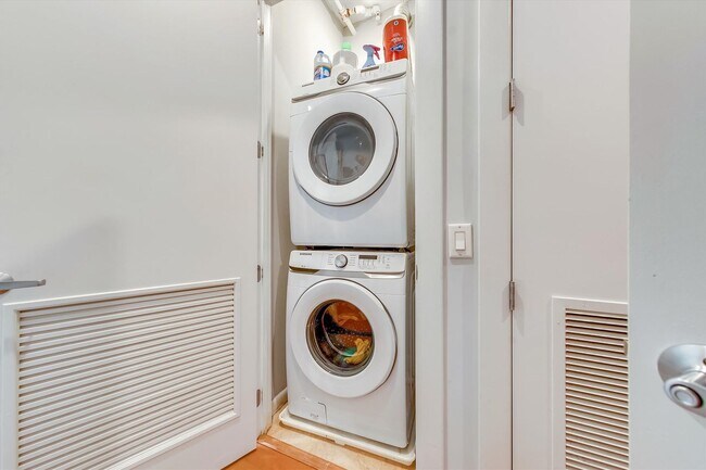 Building Photo - Great 3rd Floor 2BR/2BA Condo (with Parkin...