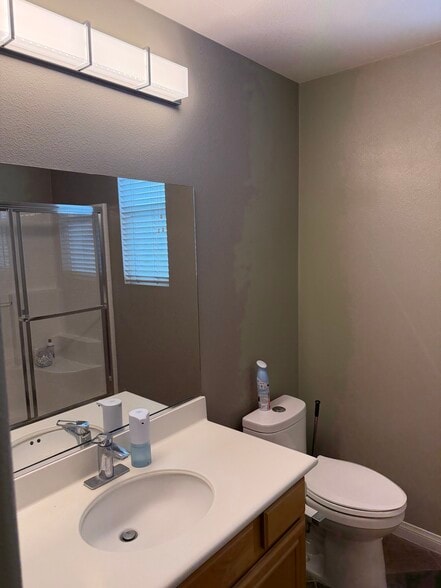 Bathroom - 13885 Hawthorn Ave