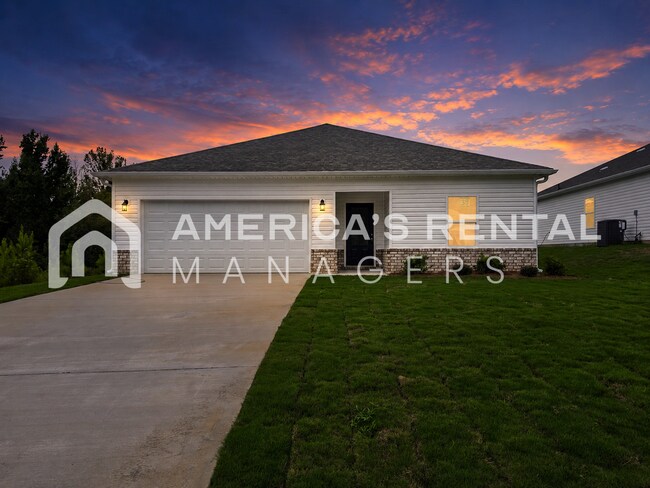 Building Photo - Modern Living in Brookwood Station!