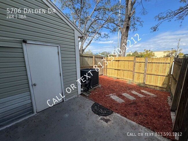 Building Photo - Beautiful Temple Terrace Townhome