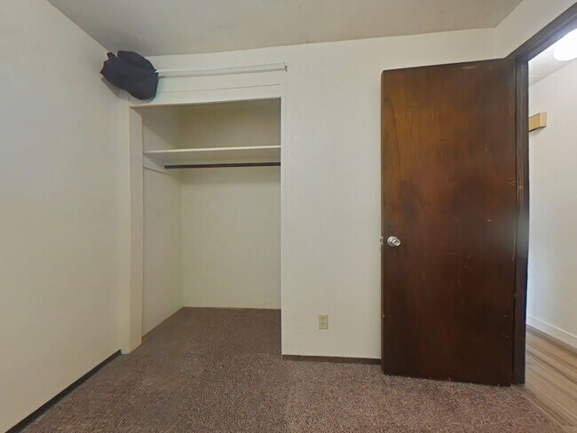 Building Photo - Duplex ~ Close to 9th Street ~ Pet Friendly